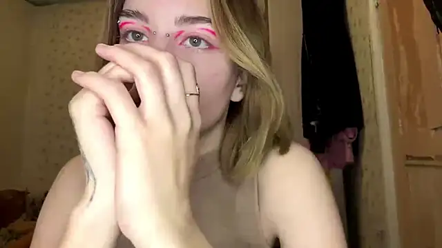 Snapshot of MelaineAytes chatting on 11/18/25, 08:06 MelaineAytes online show from 11/18/25, 08:06