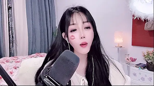 Laura 520 online show from 05/26/26, 01:09