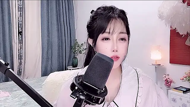 Laura 520 online show from 06/18/26, 01:27