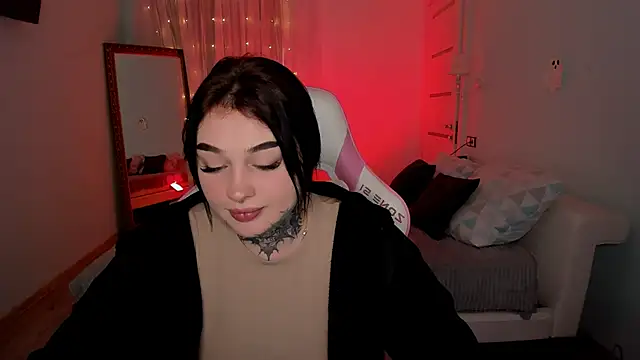 Snapshot of EmilyWoods_ chatting on 11/17/25, 08:18 EmilyWoods online show from 11/17/25, 08:18