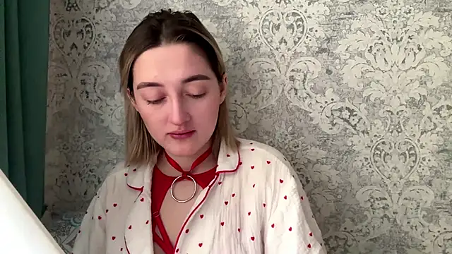 Snapshot of Emily_lyy chatting on 12/18/25, 10:52 Emily lyy online show from 12/18/25, 10:52