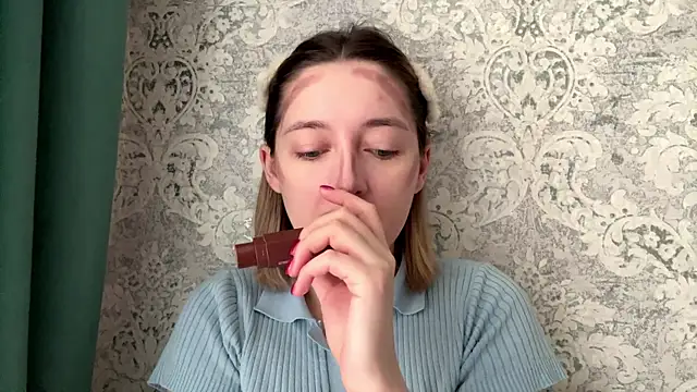 Snapshot of Emily_lyy chatting on 12/15/25, 07:36 Emily lyy online show from 12/15/25, 07:36