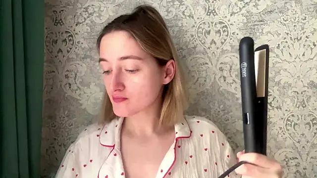 Snapshot of Emily_lyy chatting on 12/19/25, 07:11 Emily lyy online show from 12/19/25, 07:11