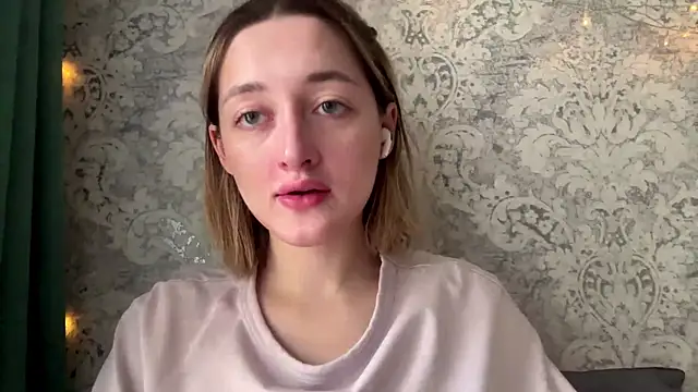 Snapshot of Emily_lyy chatting on 12/02/25, 09:33 Emily lyy online show from 12/02/25, 09:33