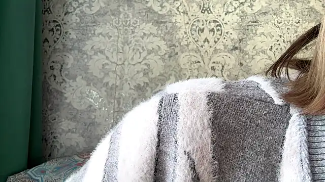 Snapshot of Emily_lyy chatting on 12/14/25, 09:04 Emily lyy online show from 12/14/25, 09:04