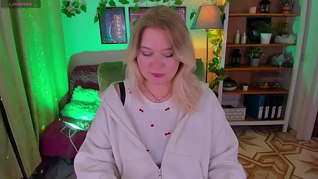 LouiseMous online show from 11/30/25, 10:32