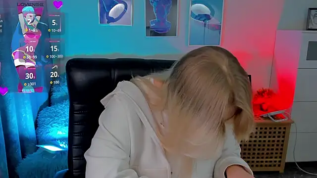 LouiseMous online show from 11/24/25, 10:21