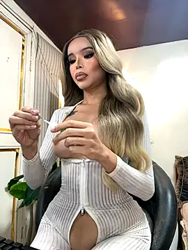 Snapshot of _SandraHornball_ chatting on 11/16/25, 12:59 SandraHornball online show from 11/16/25, 12:59