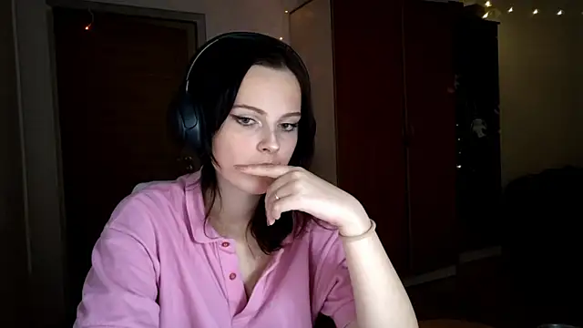 LouiseMarengo online show from 11/19/25, 05:02