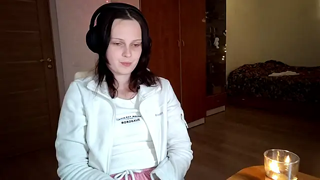 Snapshot of LouiseMarengo chatting on 11/17/25, 05:39 LouiseMarengo online show from 11/17/25, 05:39