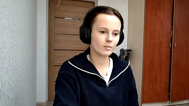 LouiseMarengo online show from 11/29/25, 12:16