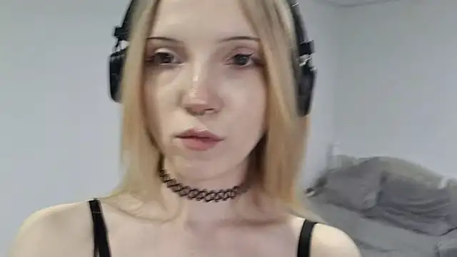 Snapshot of MarcieAragaki chatting on 11/16/25, 01:27 MarcieAragaki online show from 11/16/25, 01:27