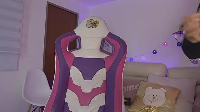 Snapshot of Enola_Holmes_ chatting on 11/29/25, 01:22 Enola Holmes online show from 11/29/25, 01:22