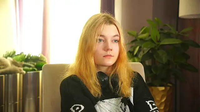 Snapshot of SindyRoskelley chatting on 11/18/25, 05:22 SindyRoskelley online show from 11/18/25, 05:22