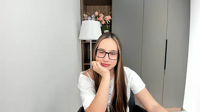 Snapshot of ZitaCring chatting on 11/15/25, 04:49 ZitaCring online show from 11/15/25, 04:49