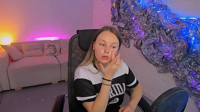 SandraLindsey online show from 11/28/25, 01:33