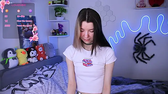 Snapshot of Emmie_shy chatting on 02/27/26, 11:10 Emmie shy online show from 02/27/26, 11:10