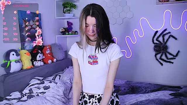 Snapshot of Emmie_shy chatting on 02/11/26, 11:32 Emmie shy online show from 02/11/26, 11:32