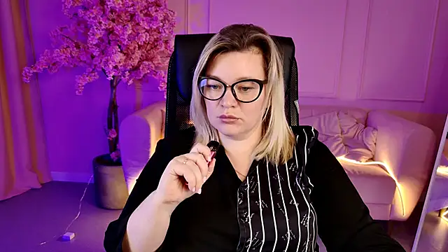 Snapshot of DianaHaworn chatting on 11/17/25, 01:26 DianaHaworn online show from 11/17/25, 01:26