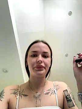 Snapshot of EmmyyMoore chatting on 11/17/25, 05:11 EmmyyMoore online show from 11/17/25, 05:11