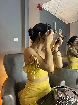 AmbarOishi   online show from 12/15/25, 02:01