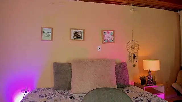 aghata jackson  online show from 11/18/25, 02:53