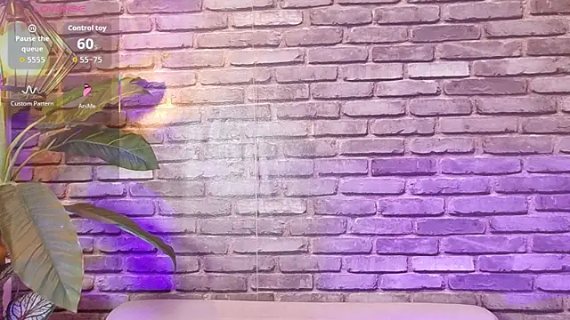 Snapshot of _ivone chatting on 11/17/25, 06:56 ivone online show from 11/17/25, 06:56