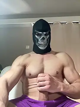 Luna MaskedMan online show from 04/05/26, 12:01