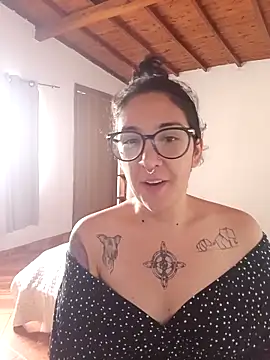 Snapshot of Melinerd chatting on 11/17/25, 01:04 Melinerd online show from 11/17/25, 01:04