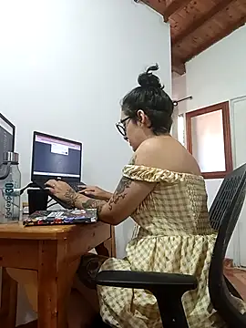 Snapshot of Melinerd chatting on 11/18/25, 04:21 Melinerd online show from 11/18/25, 04:21