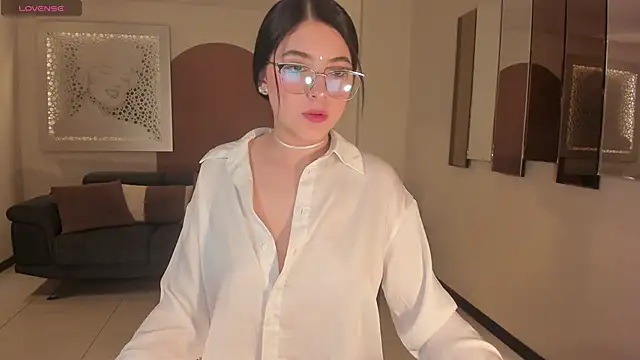 Snapshot of HaileyRoss_ chatting on 12/05/25, 12:04 HaileyRoss online show from 12/05/25, 12:04