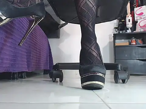 Snapshot of mistress_feet chatting on 11/14/25, 09:18 mistress feet online show from 11/14/25, 09:18