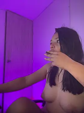 Snapshot of LaraDanverss chatting on 12/15/25, 07:14 LaraDanverss online show from 12/15/25, 07:14