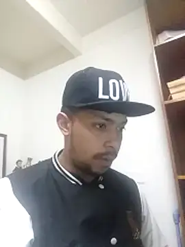 Snapshot of louishotlatinboy chatting on 11/17/25, 05:55 louishotlatinboy online show from 11/17/25, 05:55