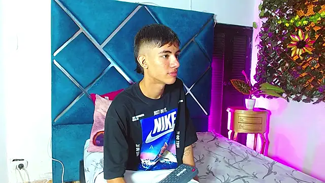 Snapshot of JamesConnor001 chatting on 11/17/25, 07:18 JamesConnor001 online show from 11/17/25, 07:18