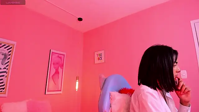 Snapshot of Milu_carbajal_x chatting on 02/24/26, 04:24 Milu carbajal x online show from 02/24/26, 04:24