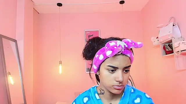 Snapshot of Milu_carbajal_x chatting on 01/17/26, 01:04 Milu carbajal x online show from 01/17/26, 01:04