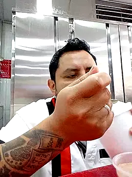 Snapshot of gordoju chatting on 11/17/25, 02:21 gordoju online show from 11/17/25, 02:21