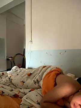 Snapshot of yiyi0316 chatting on 12/02/25, 06:15 yiyi0316 online show from 12/02/25, 06:15