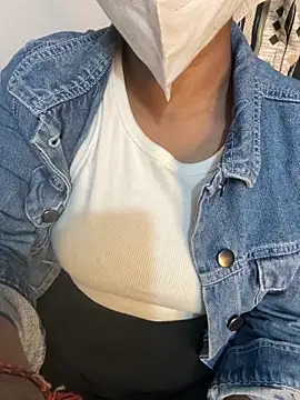 Snapshot of Lilly_islive chatting on 11/18/25, 04:32 Lilly islive online show from 11/18/25, 04:32