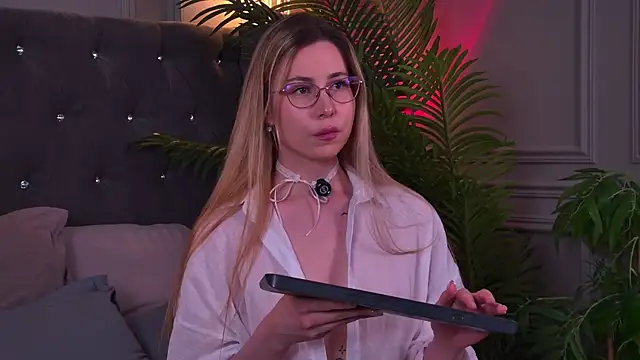 Snapshot of -SaraBlack- chatting on 07/17/26, 04:26 -SaraBlack- online show from 07/17/26, 04:26