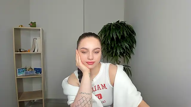 Snapshot of LucileDeloatch chatting on 11/16/25, 08:52 LucileDeloatch online show from 11/16/25, 08:52