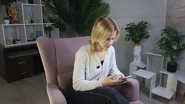 PhillisEsplin online show from 11/17/25, 09:02