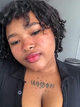 Snapshot of TuyaLes chatting on 11/16/25, 05:17 TuyaLes online show from 11/16/25, 05:17