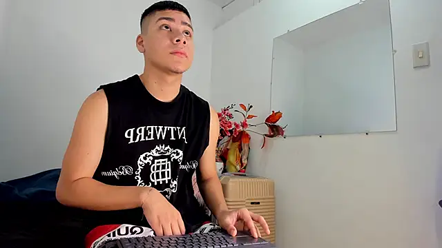 Lucastorrez01 online show from 12/20/25, 09:39