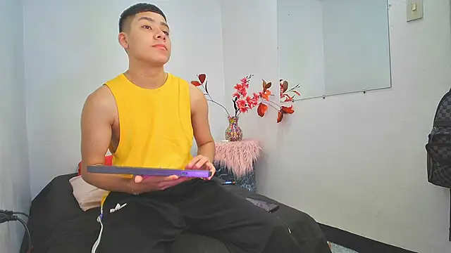 Lucastorrez01 online show from 11/30/25, 02:23