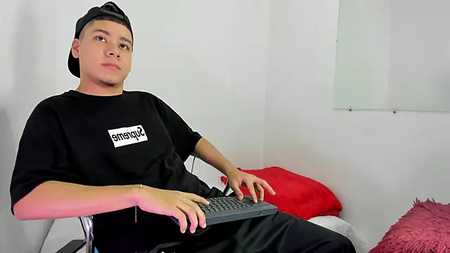 Lucastorrez01 online show from 02/10/26, 10:42