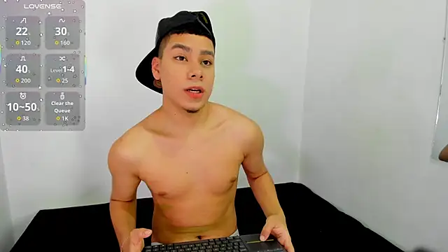 Lucastorrez01 online show from 04/24/26, 11:07