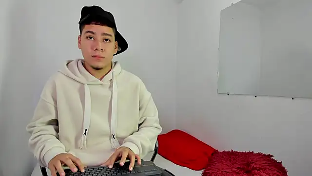 Lucastorrez01 online show from 02/16/26, 06:23