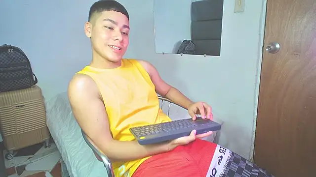 Lucastorrez01 online show from 11/16/25, 04:45